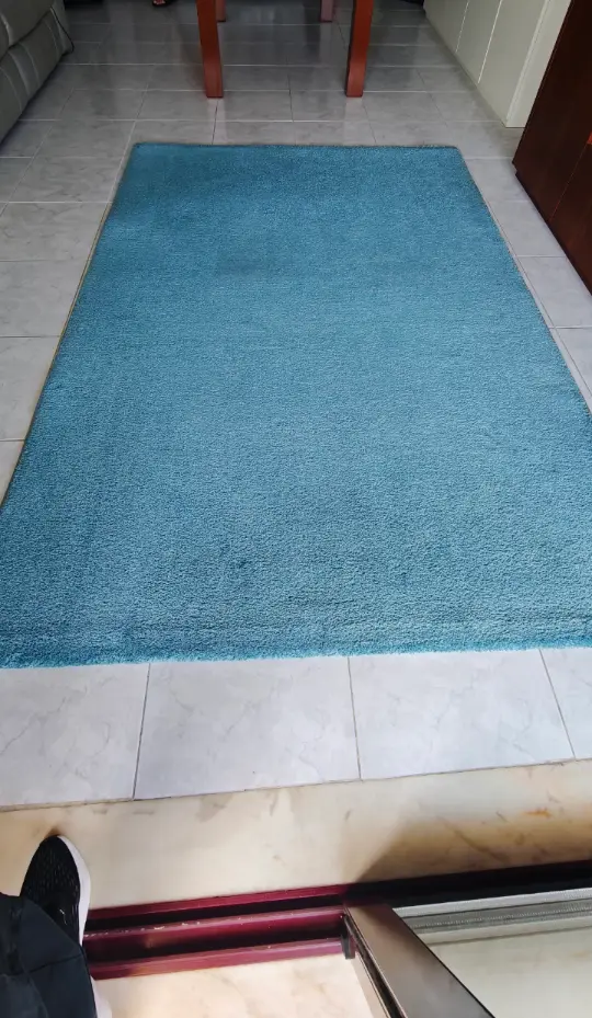 O mesmo tapete azul depois da limpeza, com a cor uniforme