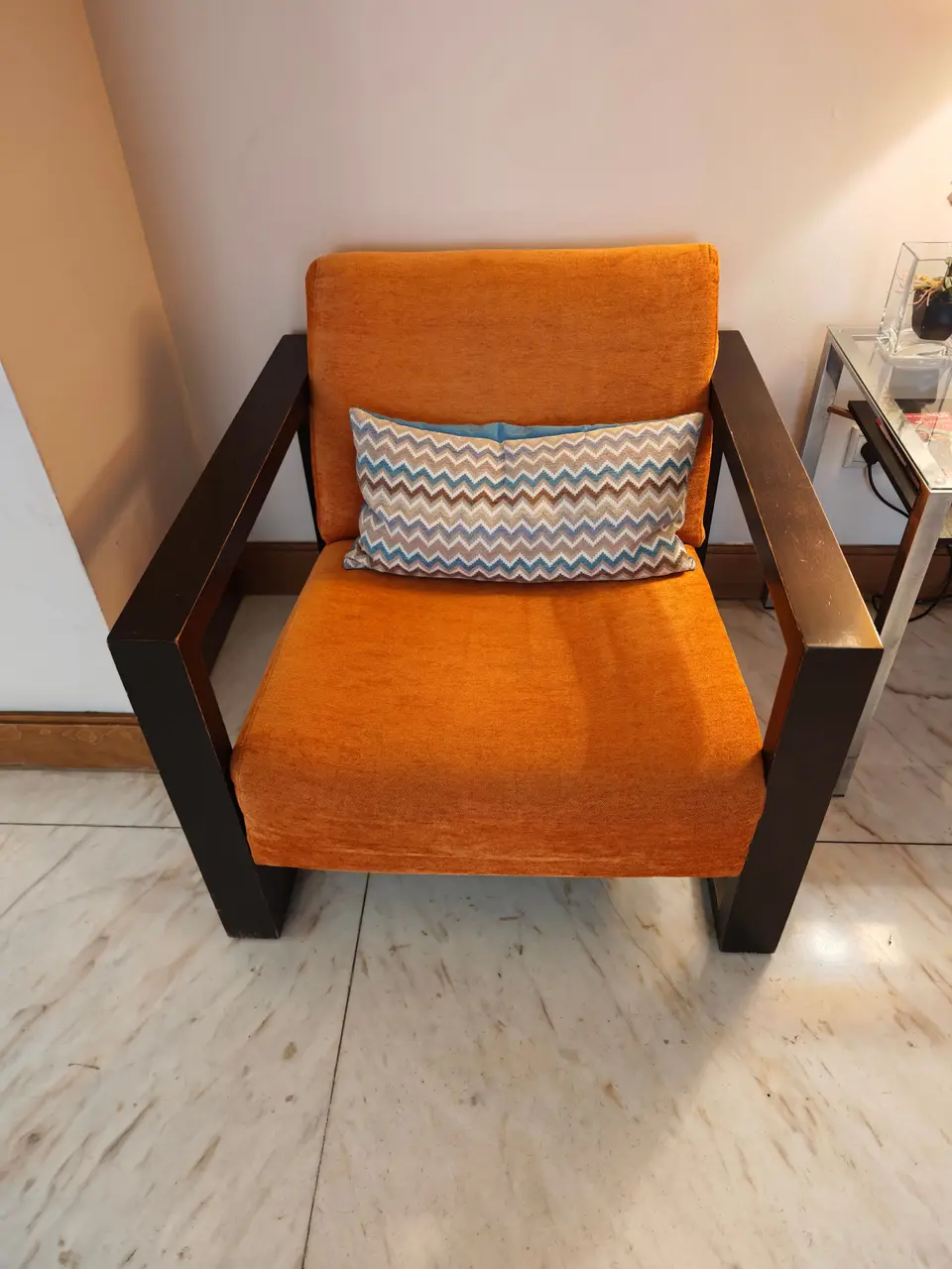 Poltrona laranja limpa, com almofada às riscas